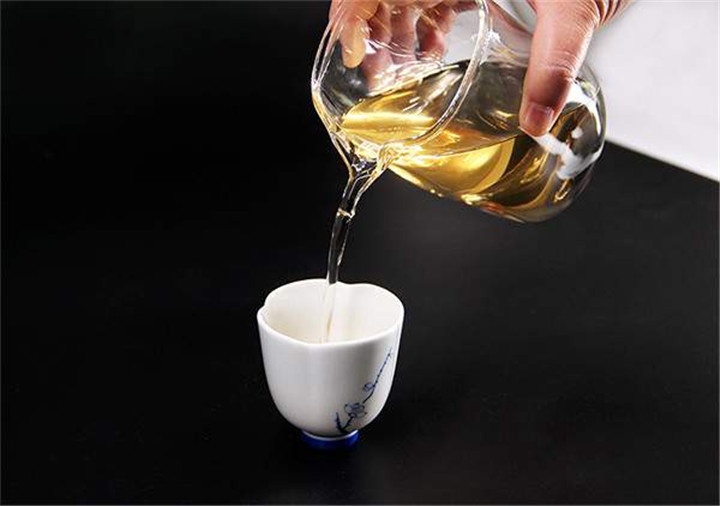 公道杯的正确使用方法，用公道杯直接泡茶可以吗