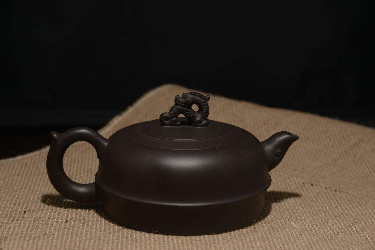 这款百年而未改形制成紫砂壶是出自谁手？出处
