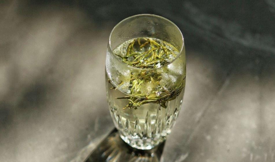 绿茶：我最怕的就是先放茶叶再倒水，正确的泡法就该是这样的