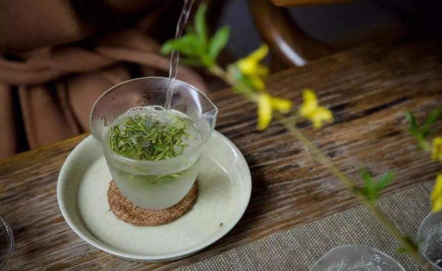 绿茶：我最怕的就是先放茶叶再倒水，正确的泡法就该是这样的